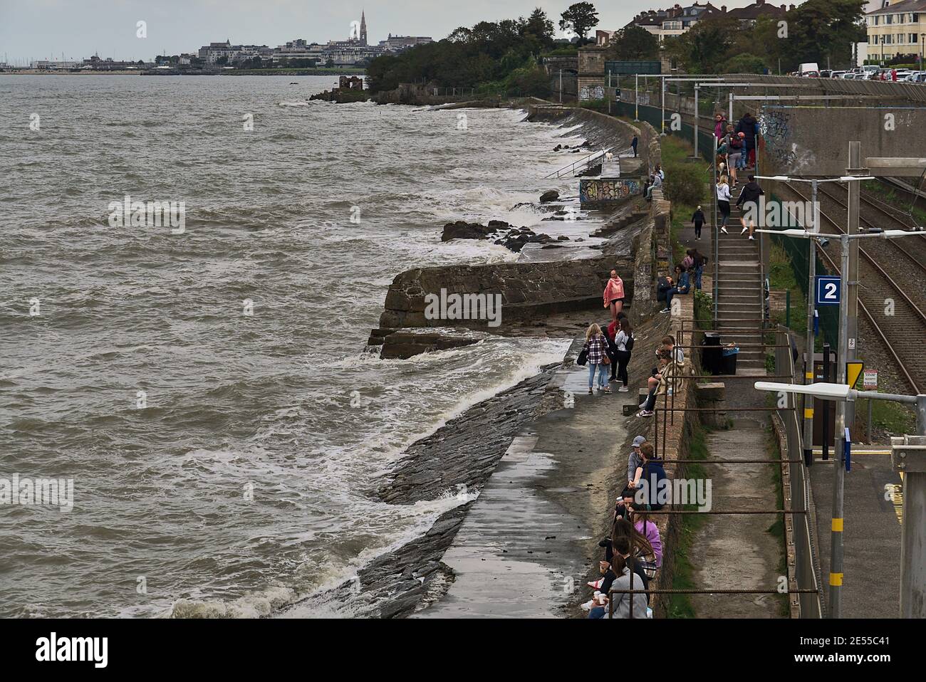 Dublin, Irlande - 20 septembre 2020 : personnes se reposant et nageant en eau froide pendant le confinement du coronavirus. Vue sur la mer le long du chemin de fer depuis le pont Banque D'Images