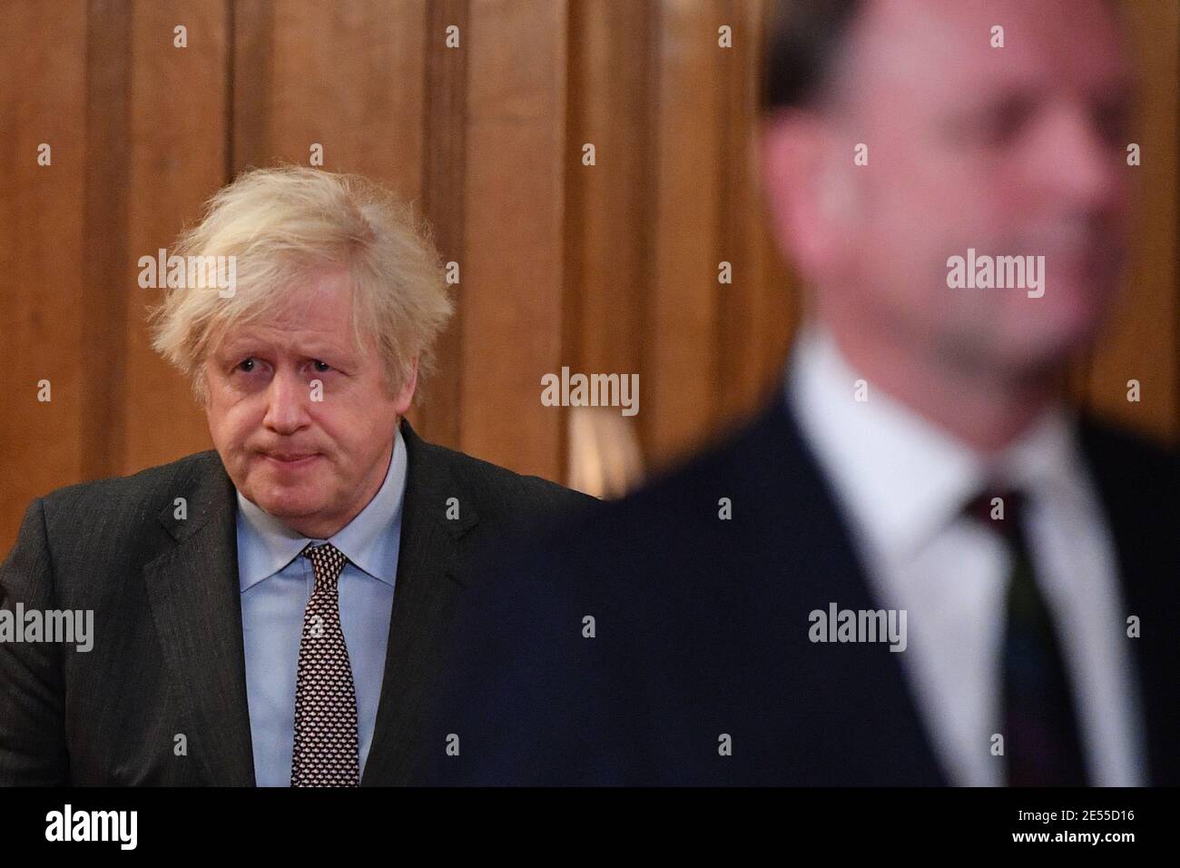 Le Premier ministre Boris Johnson (à gauche) arrive avec Sir Simon Stevens, directeur général du Service national de santé, pour une séance d'information à Downing Street, Londres, sur le coronavirus (Covid-19). Date de la photo: Mardi 26 janvier 2021. Banque D'Images