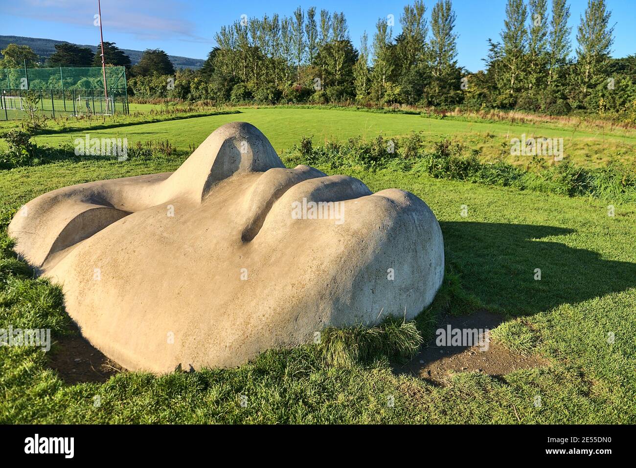 Dublin, Irlande - 26 septembre 2020 : belle vue de la sculpture « Dremaser sur la montagne céleste » par Agnes Conway dans le parc Marlay par beau temps Banque D'Images Dublin, Irlande - 26 septembre 2020 : belle vue de la sculpture « Dremaser sur la montagne céleste » par Agnes Conway dans le parc Marlay par beau temps Banque D'Images