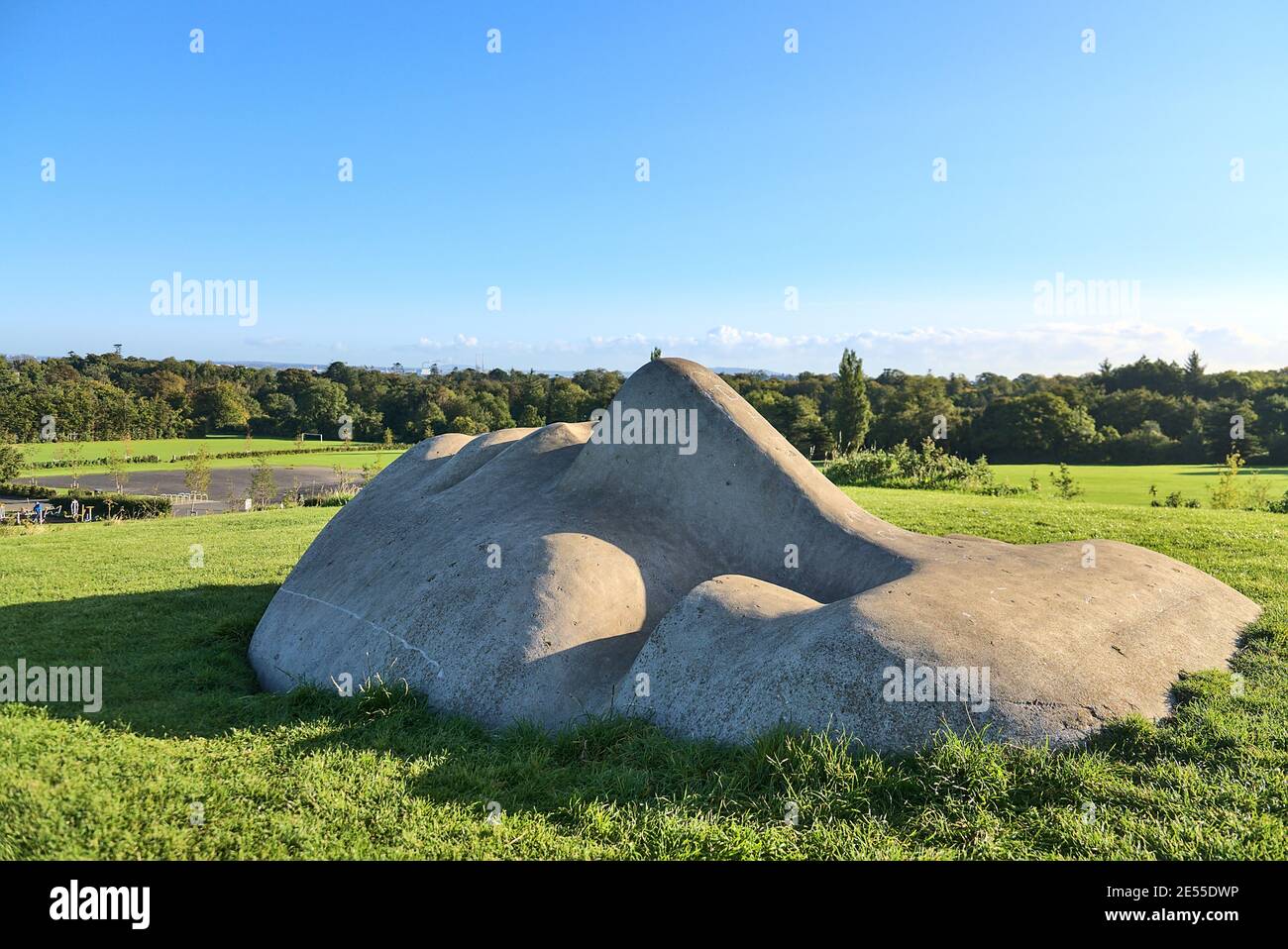 Dublin, Irlande - 26 septembre 2020 : belle vue de la sculpture « Dremaser sur la montagne céleste » par Agnes Conway dans le parc Marlay par beau temps Banque D'Images Dublin, Irlande - 26 septembre 2020 : belle vue de la sculpture « Dremaser sur la montagne céleste » par Agnes Conway dans le parc Marlay par beau temps Banque D'Images