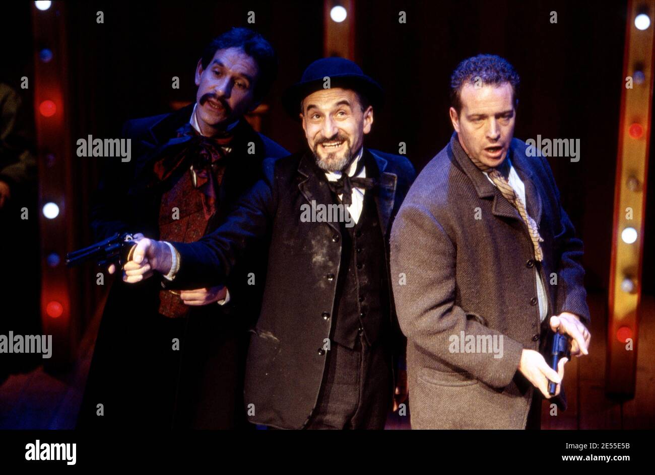 l-r: David Firth (John Wilkes Booth), Henry Goodman (Charles Guiteau), Jack Ellis (Leon Czolgosi) dans ASSASSINS à l'entrepôt de Donmar, Londres WC2 29/10/1992 musique et paroles: Stephen Sondheim livre: John Weidman design: Anthony Ward éclairage: Paul Pyant réalisateur: Sam Mendes Banque D'Images