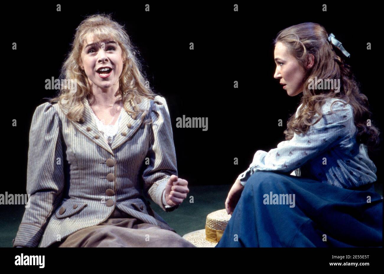 l-r: Janie Dee (Carrie Pipperidge), Joanna Riding (Julie Jordan) dans LE CARROUSEL par Rodgers & Hammerstein au Olivier Theatre, National Theatre (NT), Londres SE1 12/1992 Musique: Richard Rodgers livre & paroles: Oscar Hammerstein II design: Bob Crowley éclairage: Paul Pyant chorégraphie: Kenneth MacMillan directeur: Nicholas Hytner Banque D'Images
