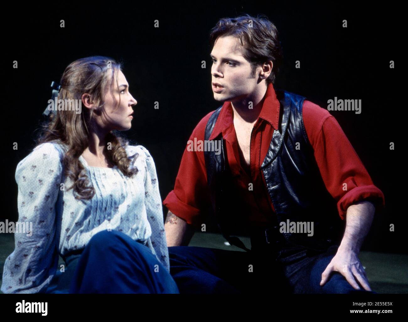 Joanna Riding (Julie Jordan), Michael Hayden (Billy Bigelow) en CARROUSEL par Rodgers & Hammerstein au Olivier Theatre, National Theatre (NT), Londres SE1 12/1992 Musique: Richard Rodgers livre & paroles: Oscar Hammerstein II design: Bob Crowley éclairage: Paul Pyant chorégraphie: Kenneth MacMillan directeur: Nicholas Hytner Banque D'Images