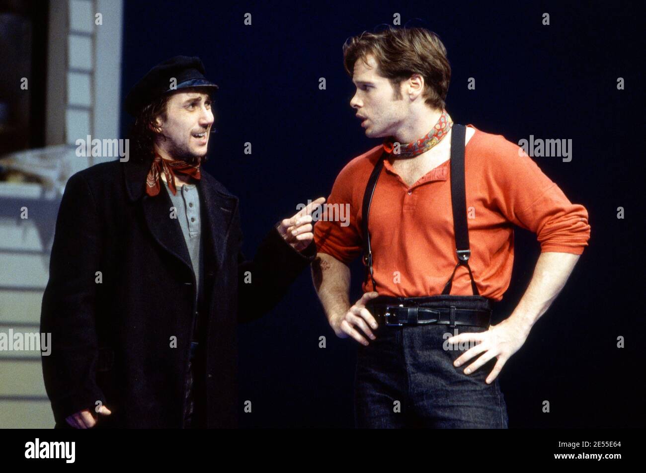 l-r : Phil Daniels (jigger Craigin), Michael Hayden (Billy Bigelow) dans LE CARROUSEL de Rodgers & Hammerstein au Olivier Theatre, National Theatre (NT), Londres SE1 12/1992 Musique: Richard Rodgers livre & paroles: Oscar Hammerstein II design: Bob Crowley éclairage: Paul Pyant chorégraphie: Kenneth MacMillan directeur: Nicholas Hytner Banque D'Images