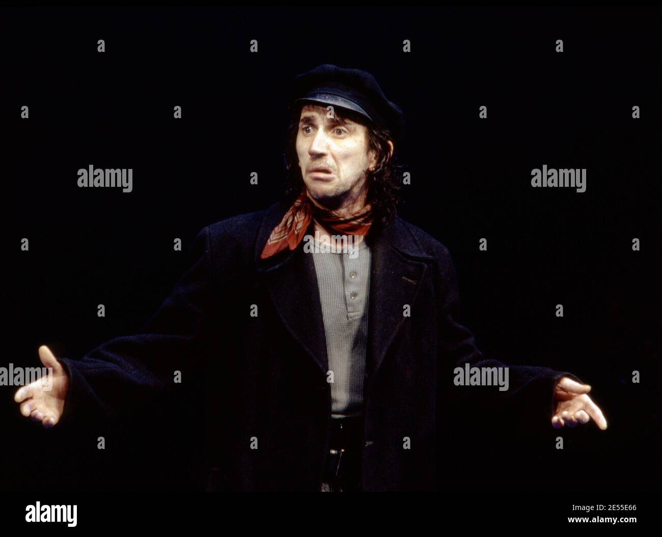 Phil Daniels (jigger Craigin) dans LE CARROUSEL de Rodgers & Hammerstein au Olivier Theatre, National Theatre (NT), Londres SE1 12/1992 Musique: Richard Rodgers livre & paroles: Oscar Hammerstein II design: Bob Crowley éclairage: Paul Pyant chorégraphie: Kenneth MacMillan directeur: Nicholas Hytner Banque D'Images