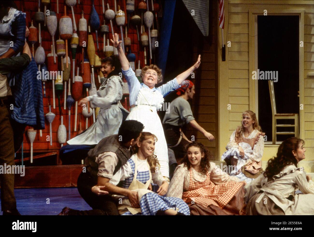 June is Bustin » All Over : Patricia Routledge (Nettie Fowler) en CARROUSEL par Rodgers & Hammerstein au Olivier Theatre, National Theatre (NT), Londres SE1 12/1992 Musique: Richard Rodgers livre & paroles: Oscar Hammerstein II design: Bob Crowley éclairage: Paul Pyant chorégraphie: Kenneth MacMillan directeur: Nicholas Hytner Banque D'Images