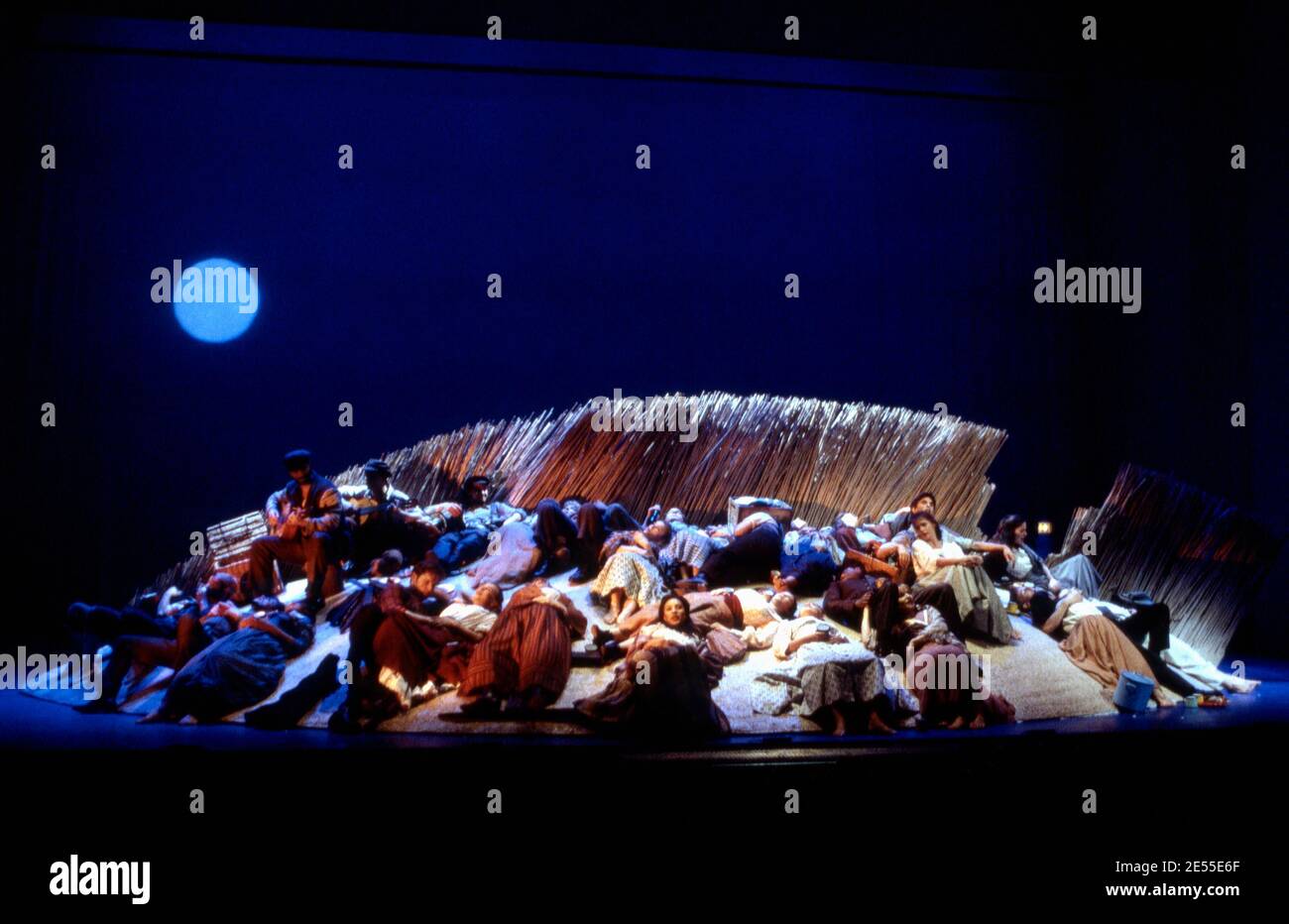Après le CARROUSEL clambake de Rodgers & Hammerstein au Olivier Theatre, National Theatre (NT), Londres SE1 12/1992 Musique: Richard Rodgers livre & paroles: Oscar Hammerstein II design: Bob Crowley éclairage: Paul Pyant chorégraphie: Kenneth MacMillan directeur: Nicholas Hytner Banque D'Images