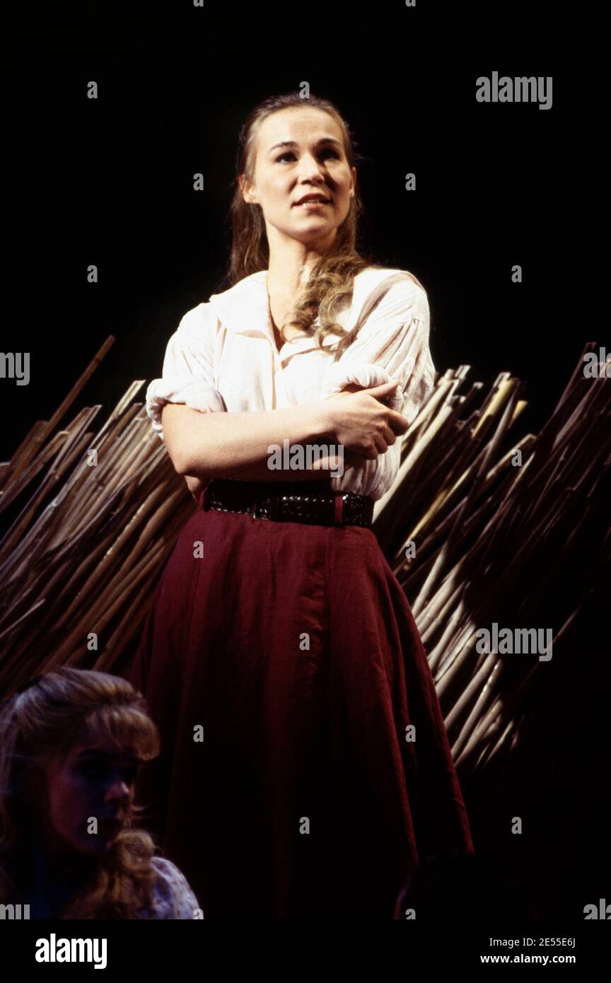 Joanna Riding (Julie Jordan) en CARROUSEL par Rodgers & Hammerstein au Olivier Theatre, National Theatre (NT), Londres SE1 12/1992 Musique: Richard Rodgers livre & paroles: Oscar Hammerstein II design: Bob Crowley éclairage: Paul Pyant chorégraphie: Kenneth MacMillan directeur: Nicholas Hytner Banque D'Images