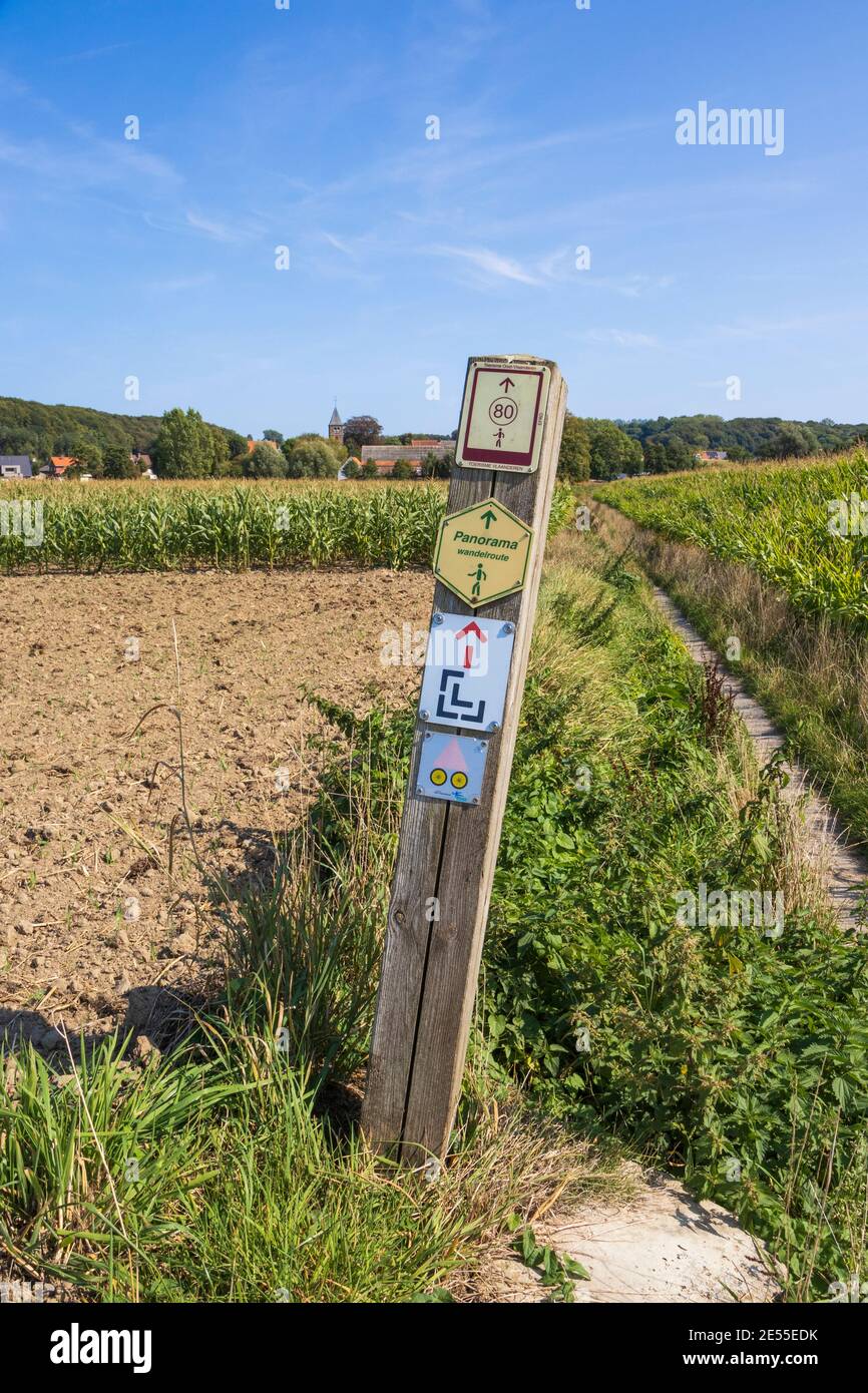 Signalisation près de Zulzeke sur le Panoramaroute, un sentier de randonnée dans les Ardennes flamandes, à partir de Kwaremont, Flandre orientale, Belgique. Photo D.V. Banque D'Images