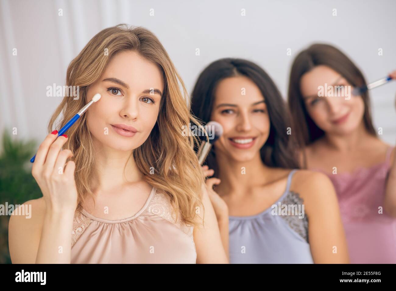 Jolies filles se rendre à la fête et faire le maquillage Banque D'Images