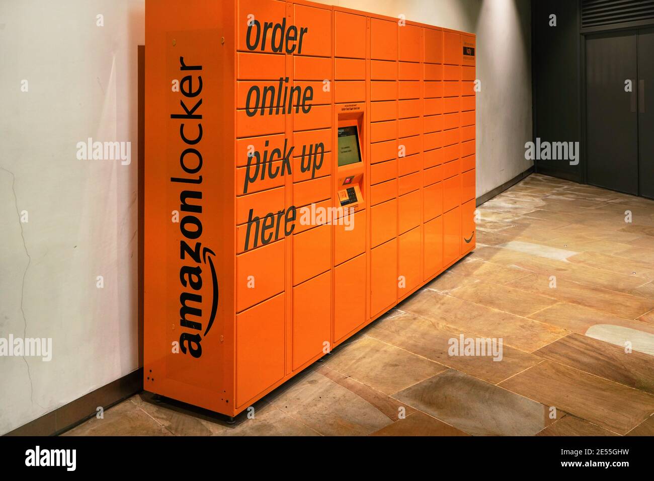Londres, Royaume-Uni - 01 février 2019 : casier orange Amazon à l'étage  inférieur du centre commercial One New change. Le service est utilisé pour  la prise en charge de l'orde Photo Stock -