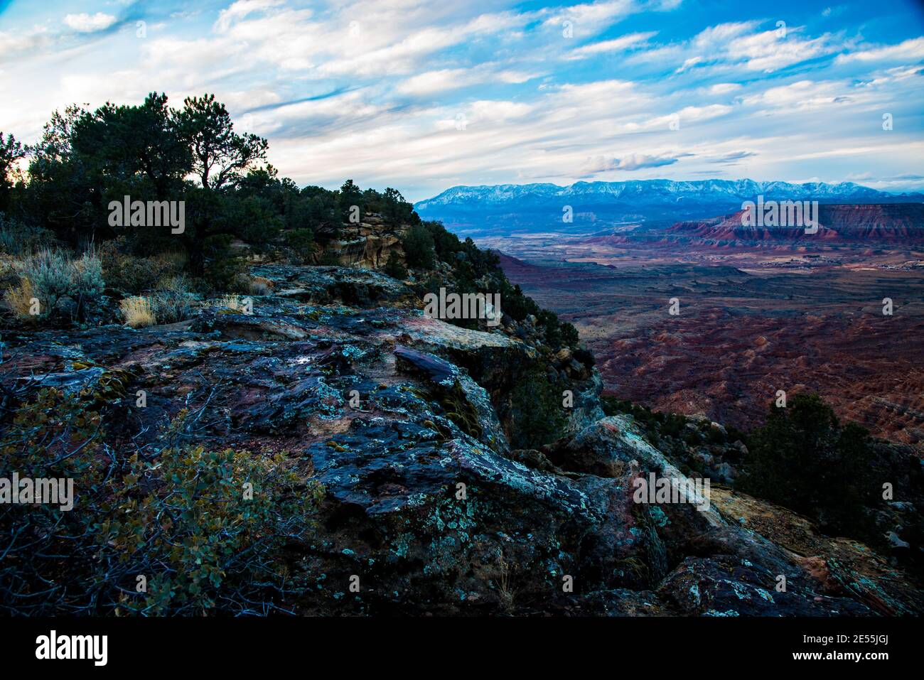 Vue sur la vallée de la rivière Virgin depuis Gooseberry Mesa. Utah, États-Unis. Les montagnes de Pine Valley peuvent être vues en arrière-plan. Banque D'Images