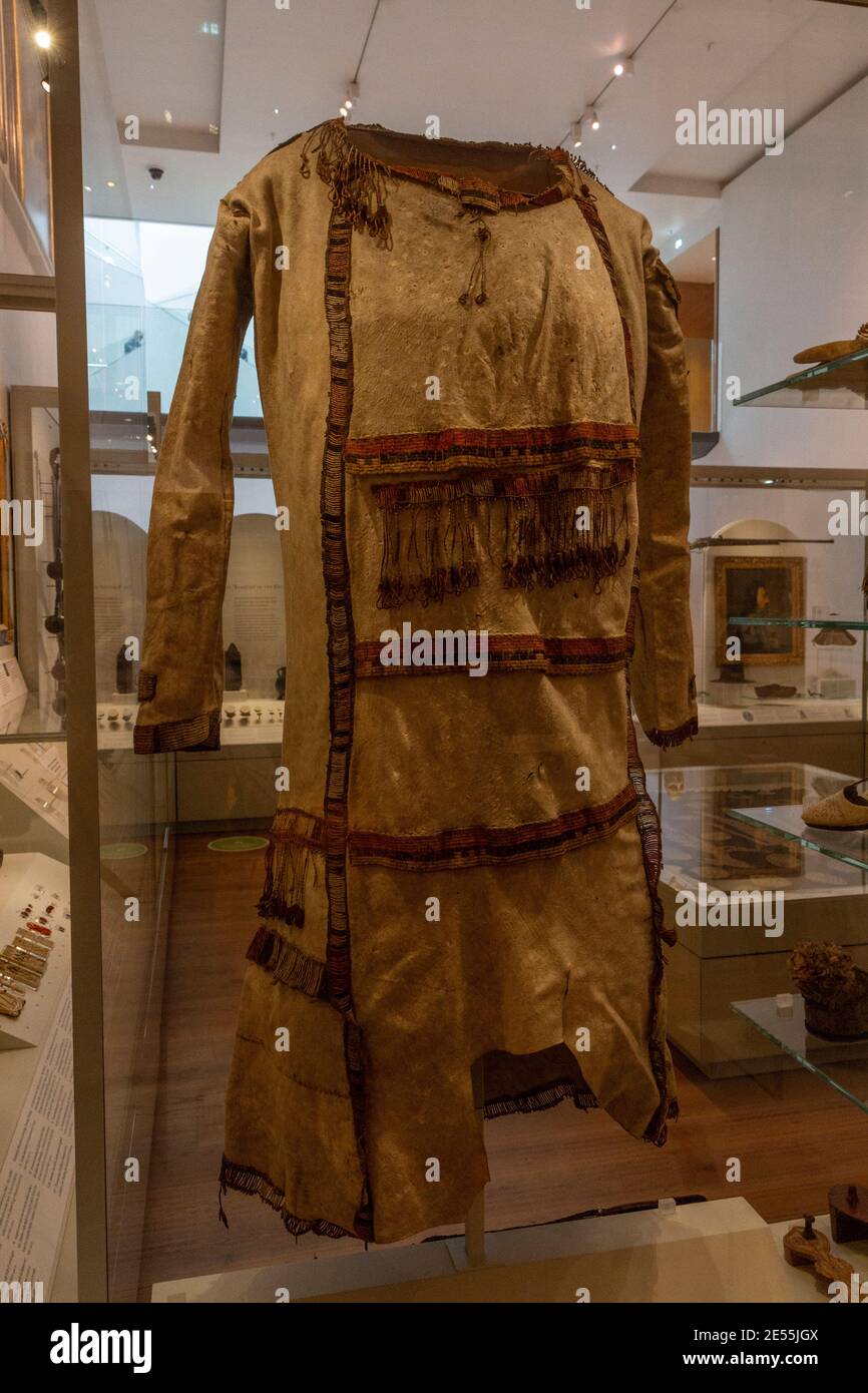 Un manteau de match du Canada (1656), le plus ancien vêtement de cuir nord-américain survivant connu, Ashmolean Museum, Oxford UK. Banque D'Images