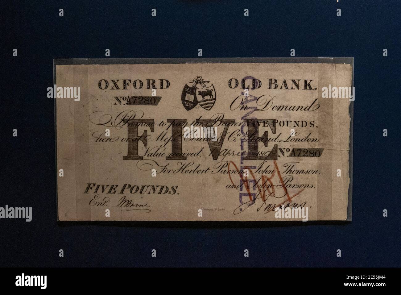 Billet de cinq livres émis par Oxford Old Bank en 1893 (les banques privées britanniques ont émis de l'argent papier de 1700 à 1900), Ashmolean Museum, Oxford UK. Banque D'Images