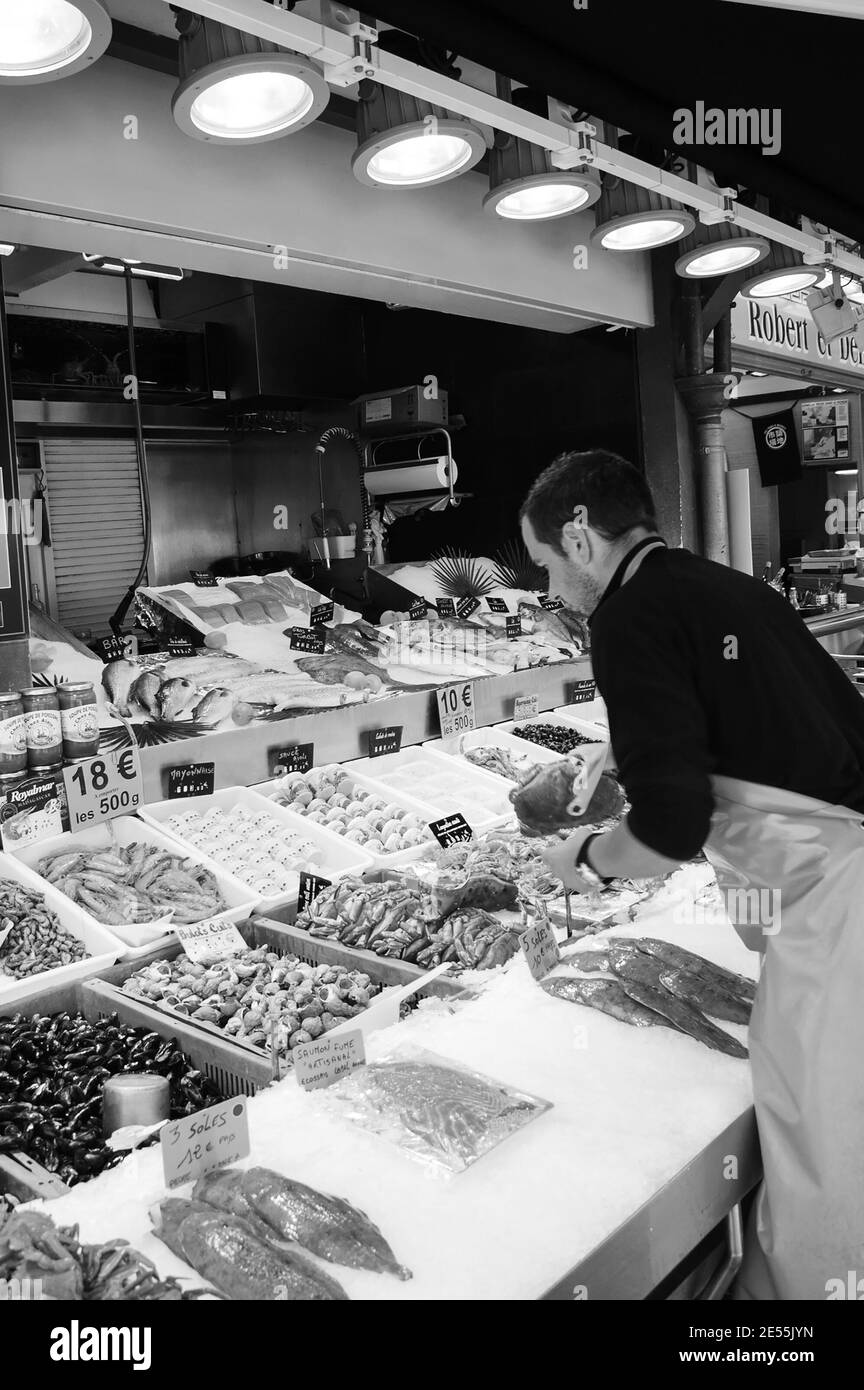 Marché aux poissons de Trouville-sur-Mer. Trouville-sur-Mer et Deauville sont des stations d'été populaires en Normandie. Photo historique noir blanc Banque D'Images