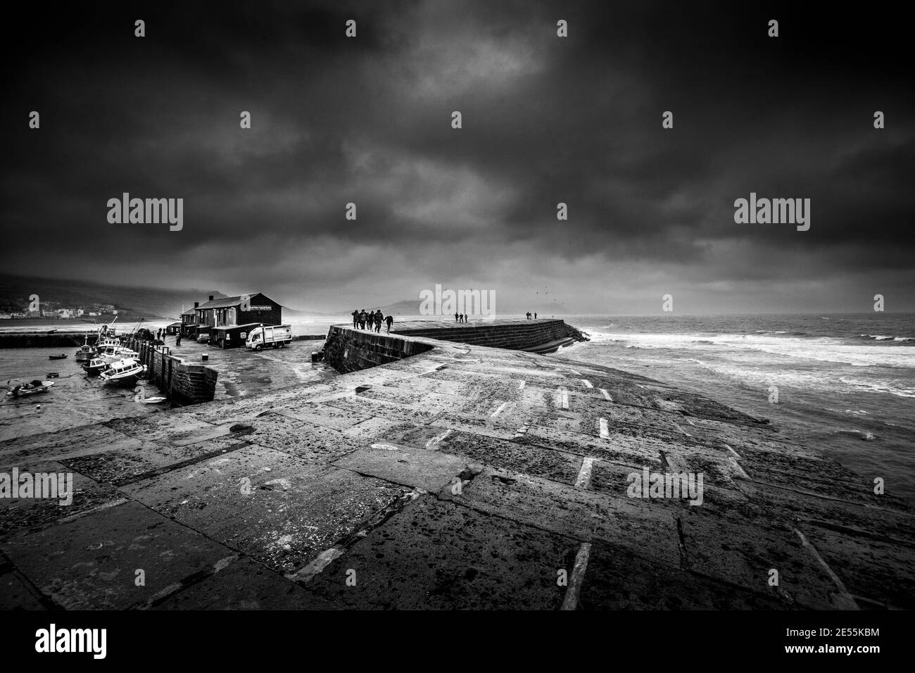 Les nuages de tempête balayer dans plus de la Cobb à Lyme Regis. Banque D'Images