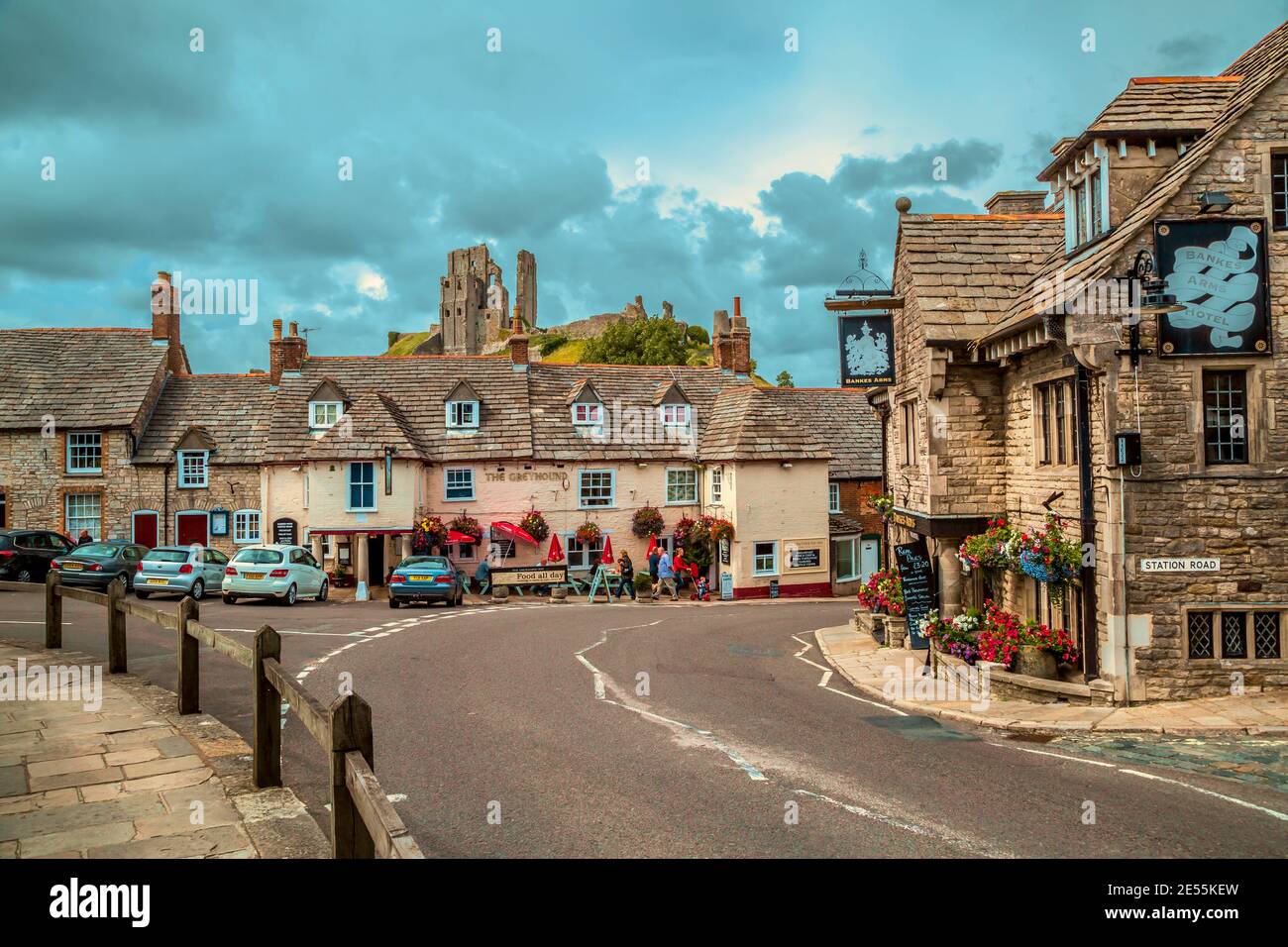 Le village de Corfe Castle avec le château lui-même sur la colline au-delà. Banque D'Images