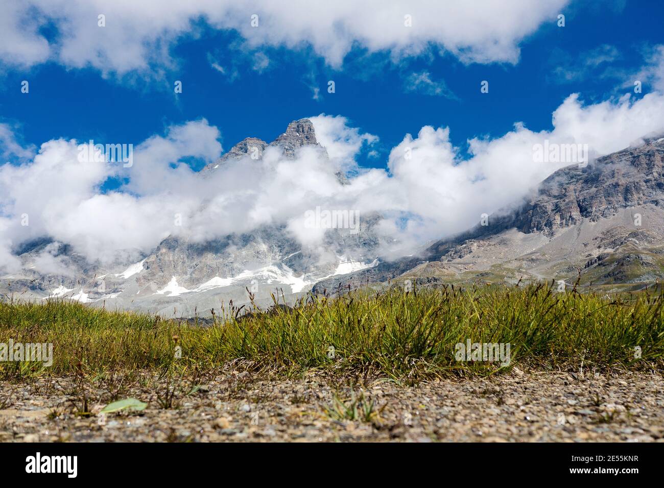 Vue sur le mont Cervino (Cervin) et le lac Tramail de Vieille depuis les champs de Plan Maison, Vallée d'Aoste, Italie du nord. Banque D'Images
