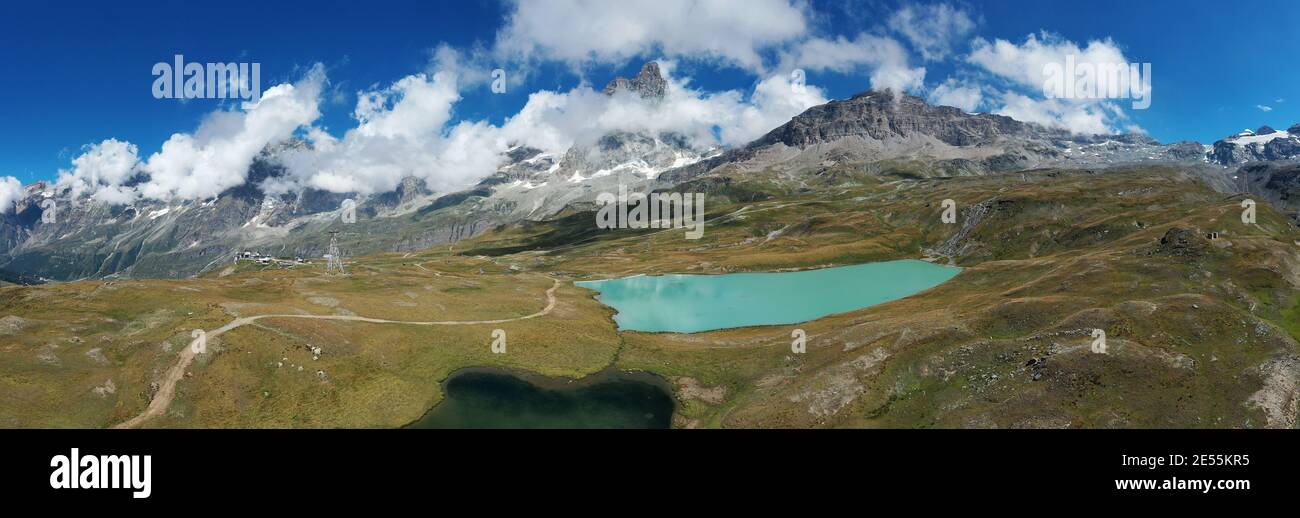 Vue aérienne du mont Cervino (Cervin) et du lac Tramail de Vieille depuis les champs du Plan Maison, Vallée d'Aoste, Italie du Nord. Banque D'Images