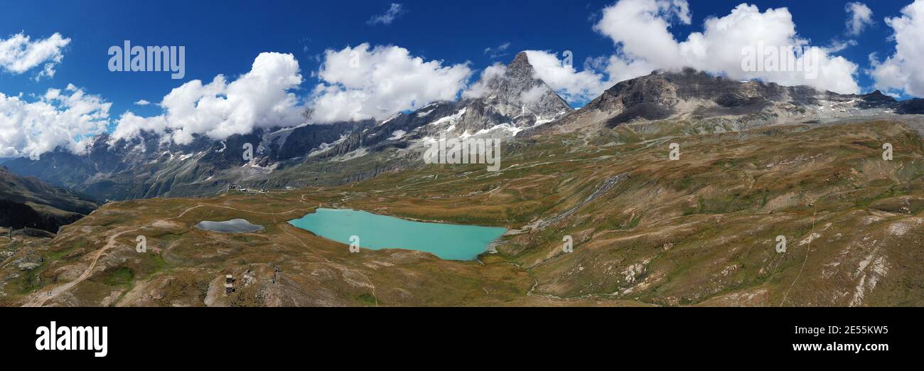 Vue aérienne du mont Cervino (Cervin) et du lac Tramail de Vieille depuis les champs du Plan Maison, Vallée d'Aoste, Italie du Nord. Banque D'Images