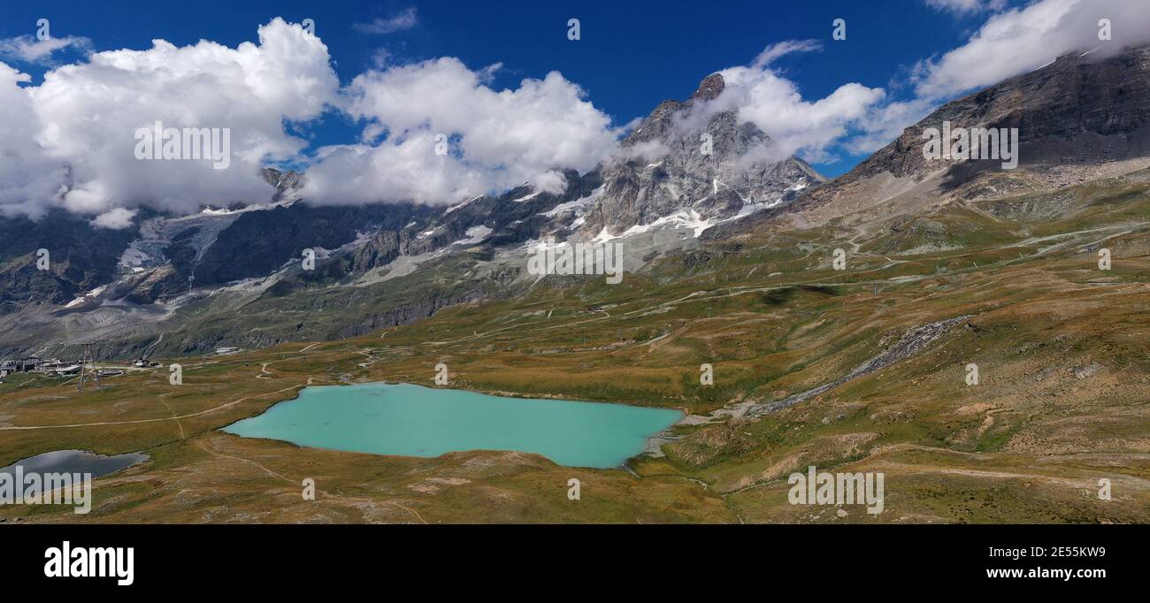 Vue aérienne du mont Cervino (Cervin) et du lac Tramail de Vieille depuis les champs du Plan Maison, Vallée d'Aoste, Italie du Nord. Banque D'Images