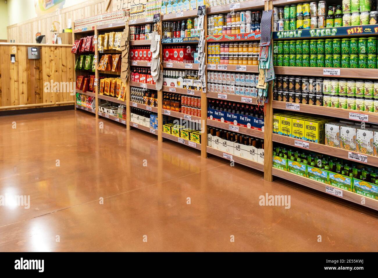 L'allée d'exposition de Trader Joe contient des bières et des bières artisanales locales. Wichita, Kansas, États-Unis. Banque D'Images