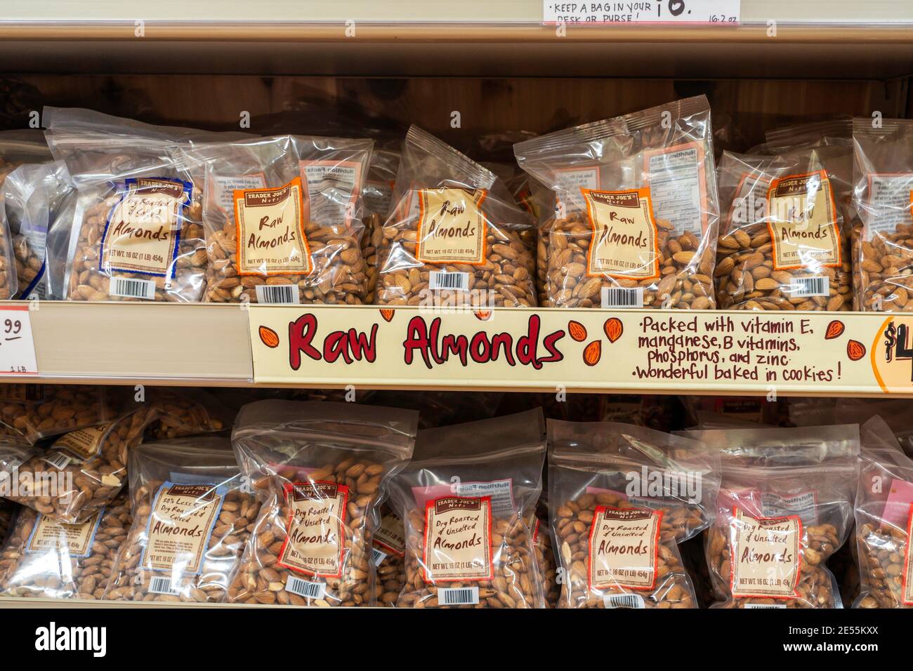 Étagères présentant des noix emballées, amandes brutes, dans un marché de Trader Joe à Wichita, Kansas, États-Unis. Banque D'Images