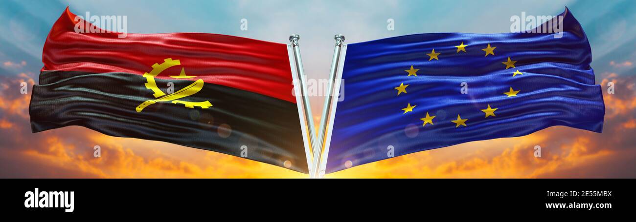 Drapeau de l'Union européenne et drapeau de l'Angola agitant avec ciel de texture Nuage et coucher de soleil Double drapeau Banque D'Images