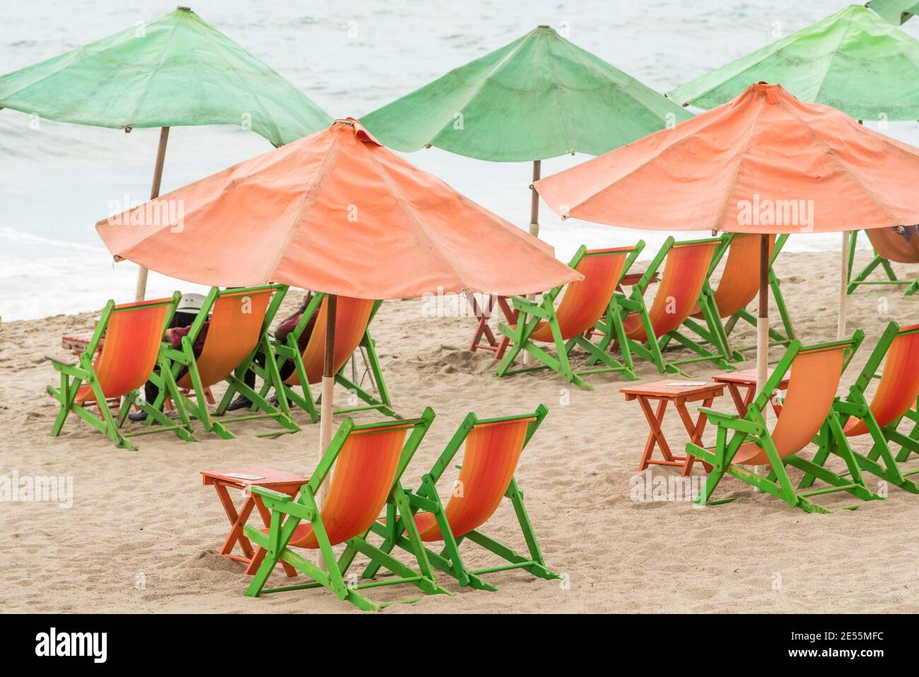 Chaises de plage et parasols sur Playa Los Muertos, Puerto Vallarta, Jalisco, Mexique. Banque D'Images