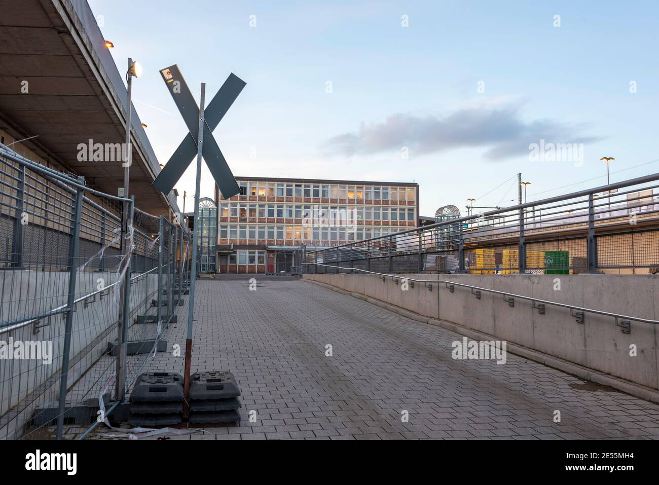 Magdebourg, Allemagne. 21 janvier 2021. L'entrée latérale de la gare principale de Magdeburg est en cours de refonte. Credit: Stephan Schulz/dpa-Zentralbild/ZB/dpa/Alay Live News Banque D'Images