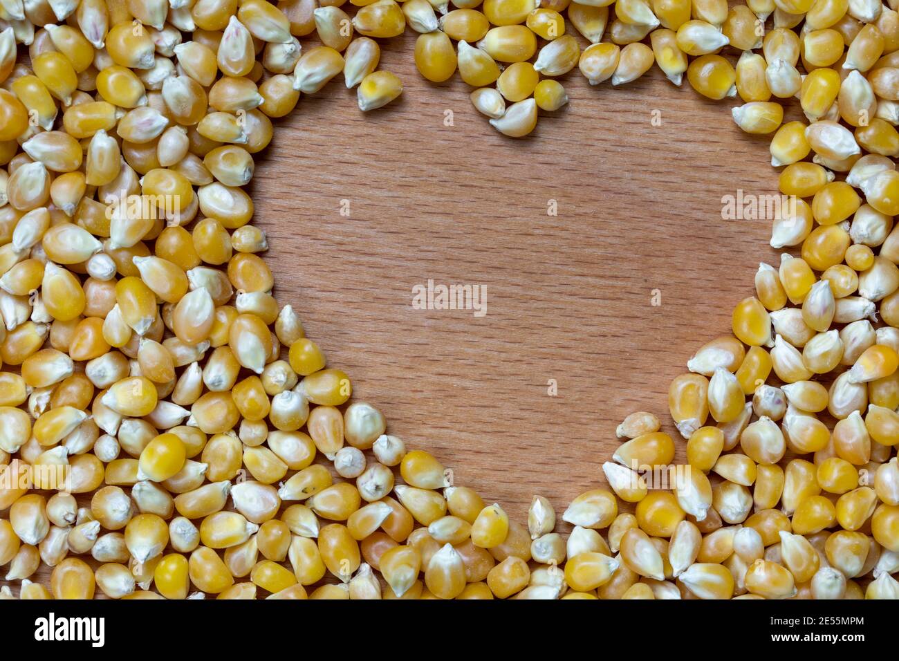 Grain de maïs soufflé et forme de coeur Banque D'Images