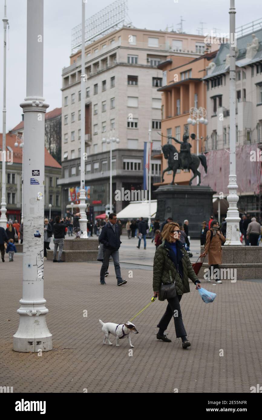 Scène de rue de Zagreb, Croatie. Ban Josip carré Jelacic. Banque D'Images