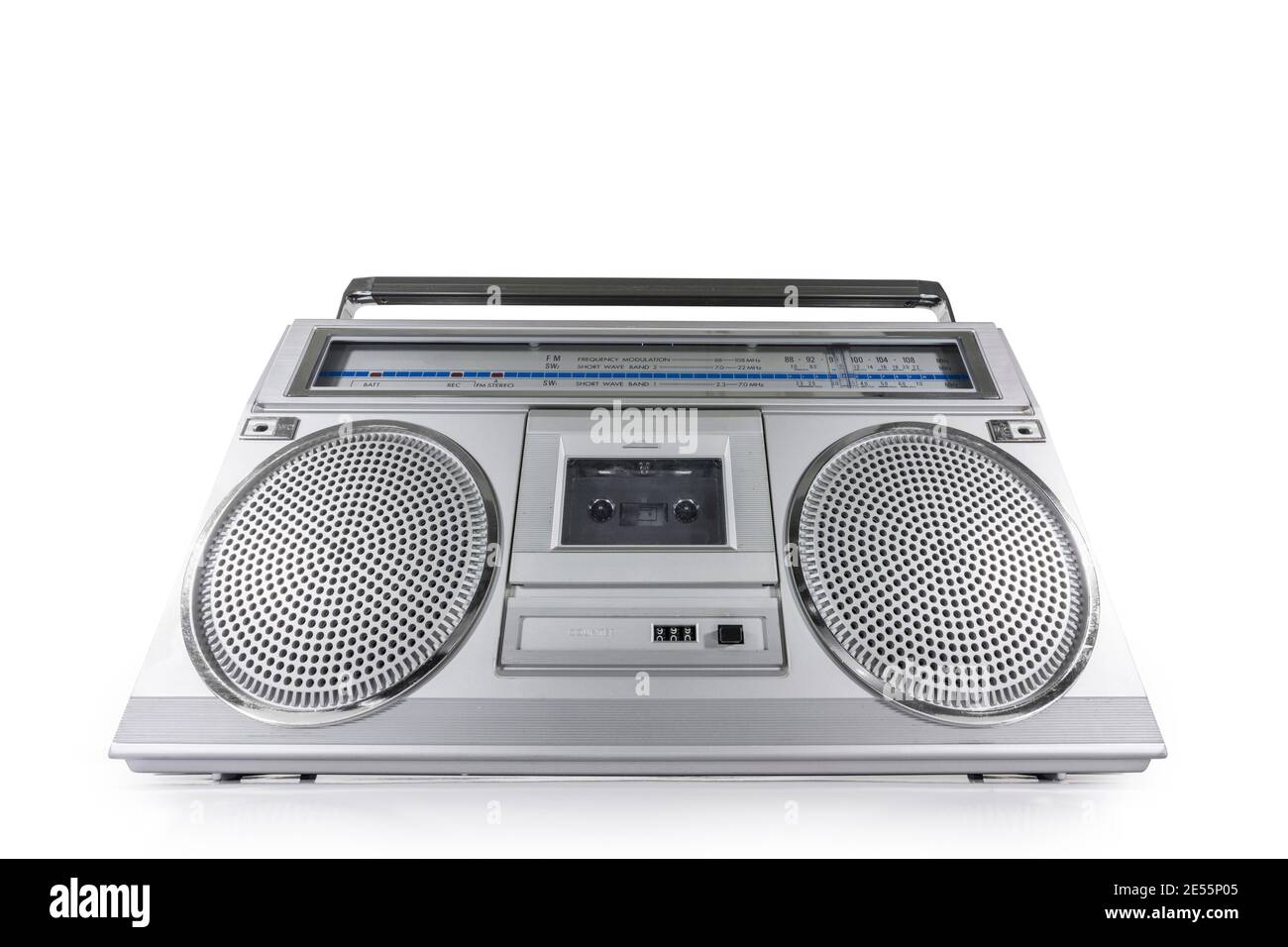 Radio FM et ondes courtes de style boombox vintage, lecteur de cassette stéréo et enregistreur sur fond blanc. Banque D'Images