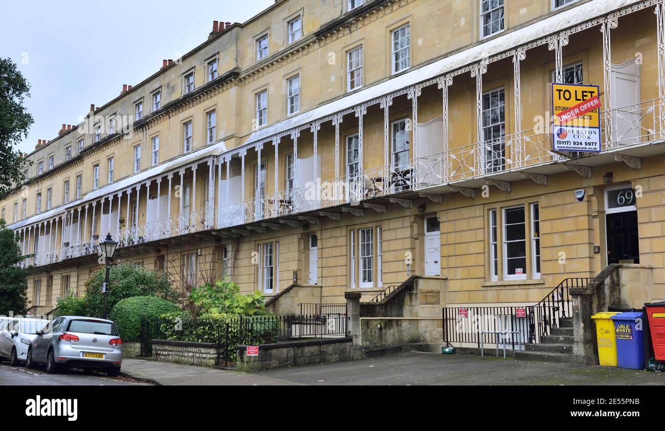 Rangée de maisons géorgiennes en terrasse à plusieurs étages avec façade en pierre Clifton, Bristol, Royaume-Uni Banque D'Images