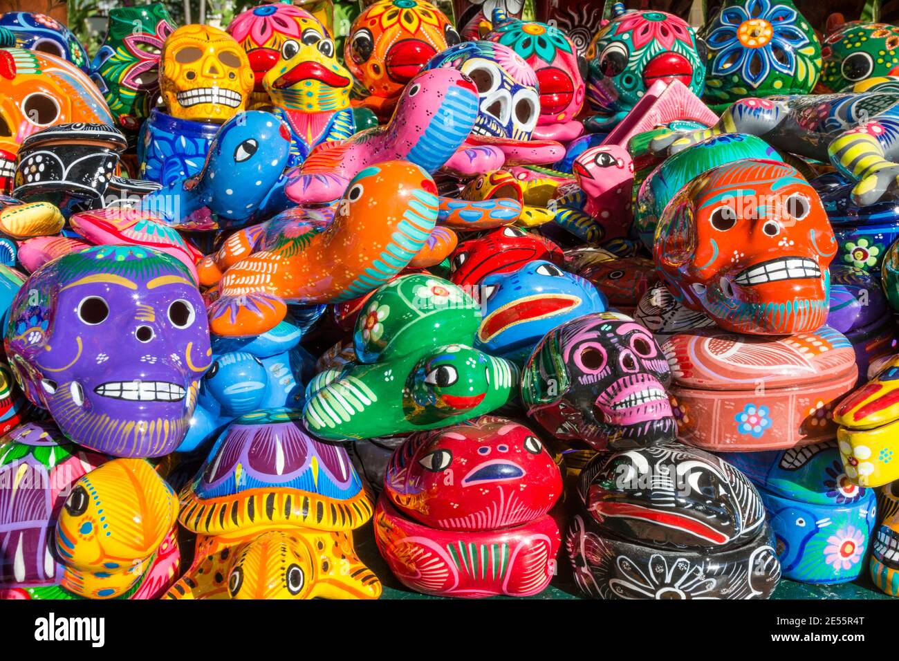 Des souvenirs colorés en céramique peints à la main pour le crâne et la figure animale sont en vente à l'hôtel Velas Vallarta, Puerto Vallarta, Mexique. Banque D'Images