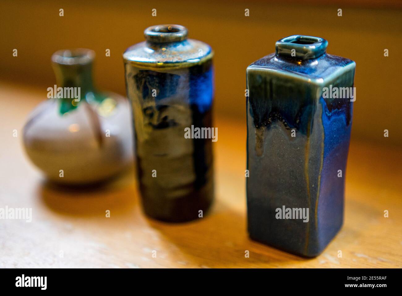 Gros plan de trois vases différents sur une surface en bois Banque D'Images