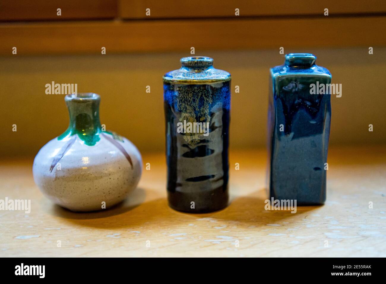 Gros plan de trois vases différents sur une surface en bois Banque D'Images