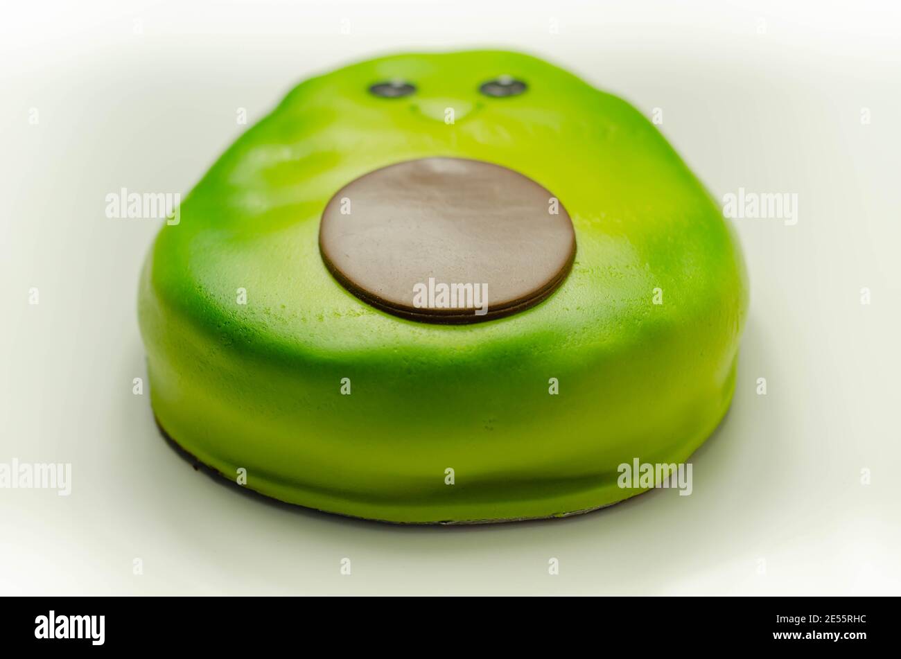 Gateau Vegan En Forme D Avocat Eponge De Chocolat Avec Une Couche De Glacage Au Chocolat Couvert De Glacage Vert Doux Et De Decorations Comestibles Par Photo Stock Alamy