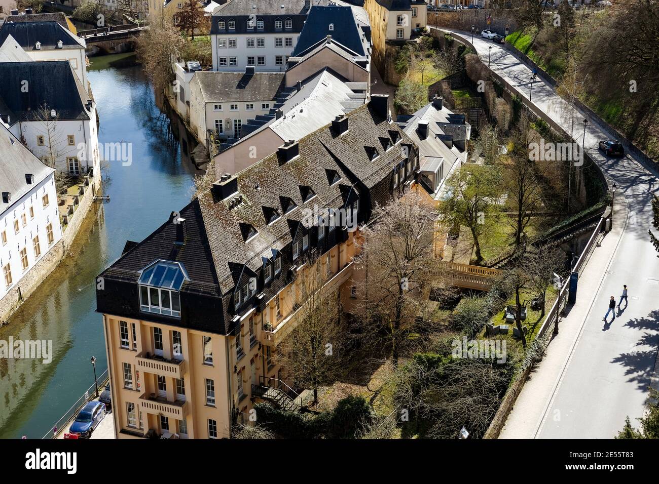 Deux hommes traversant la route dans la ville de Luxembourg. Banque D'Images