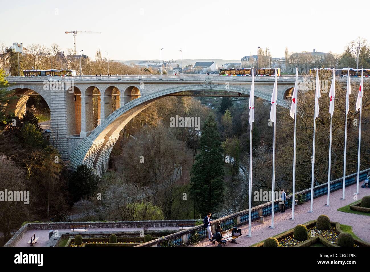 Pont Adolphe à Luxembourg au printemps. Banque D'Images