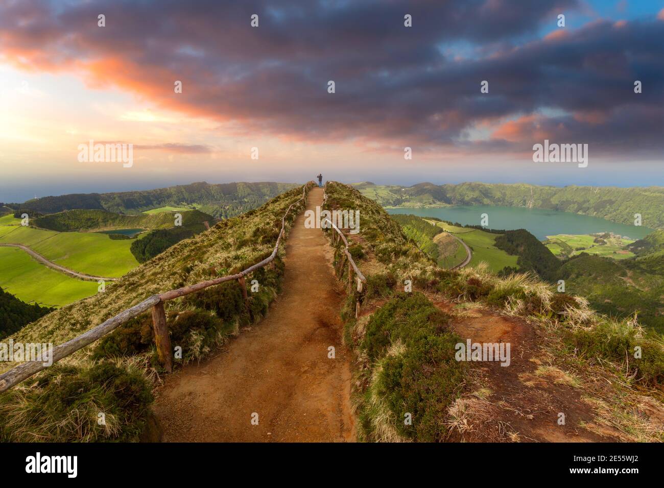 Un homme prend une photo du sommet du point de vue de Grota do Inferno. cidades de Sete. Sao Miguel. Açores. Portugal Banque D'Images