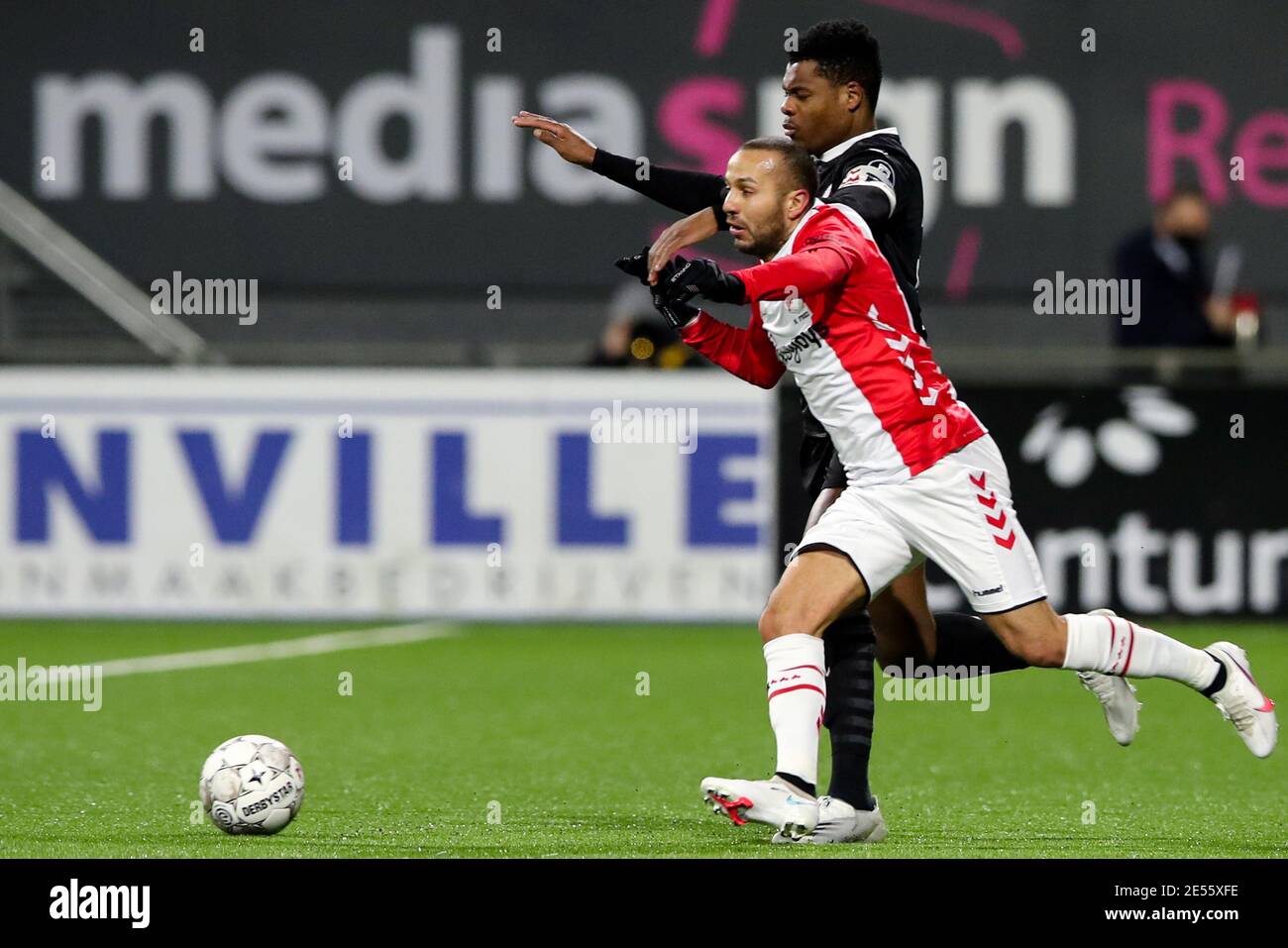 EMMEN, PAYS-BAS - JANVIER 26 : Denzel Dumfries de PSV, Keim Frei de FC Emmen pendant le match néerlandais Eredivisiie entre FC Emmen et PSV à de Oude M. Banque D'Images