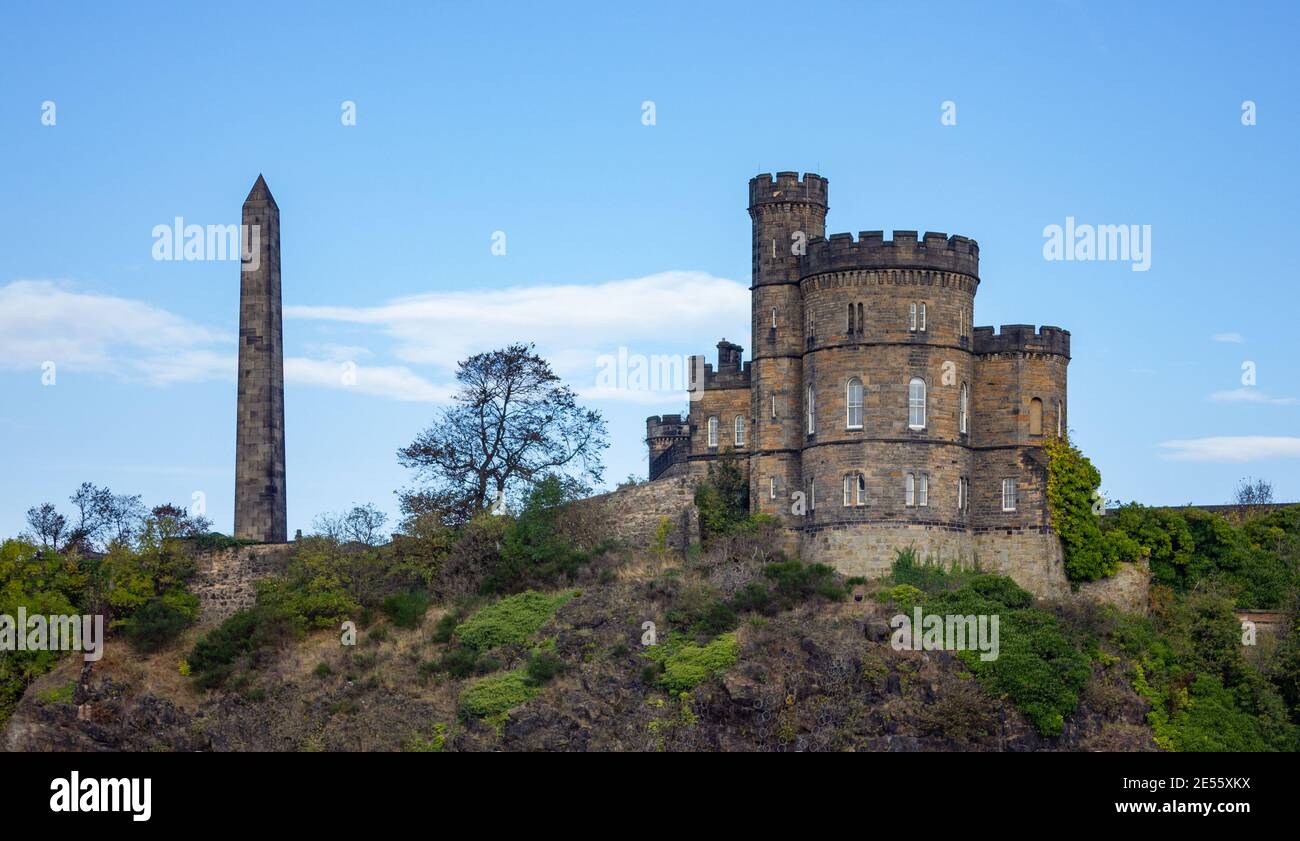 Une photo de deux monuments à côté du gouvernement écossais : le monument des martyrs de la réforme et la maison du gouverneur. Banque D'Images