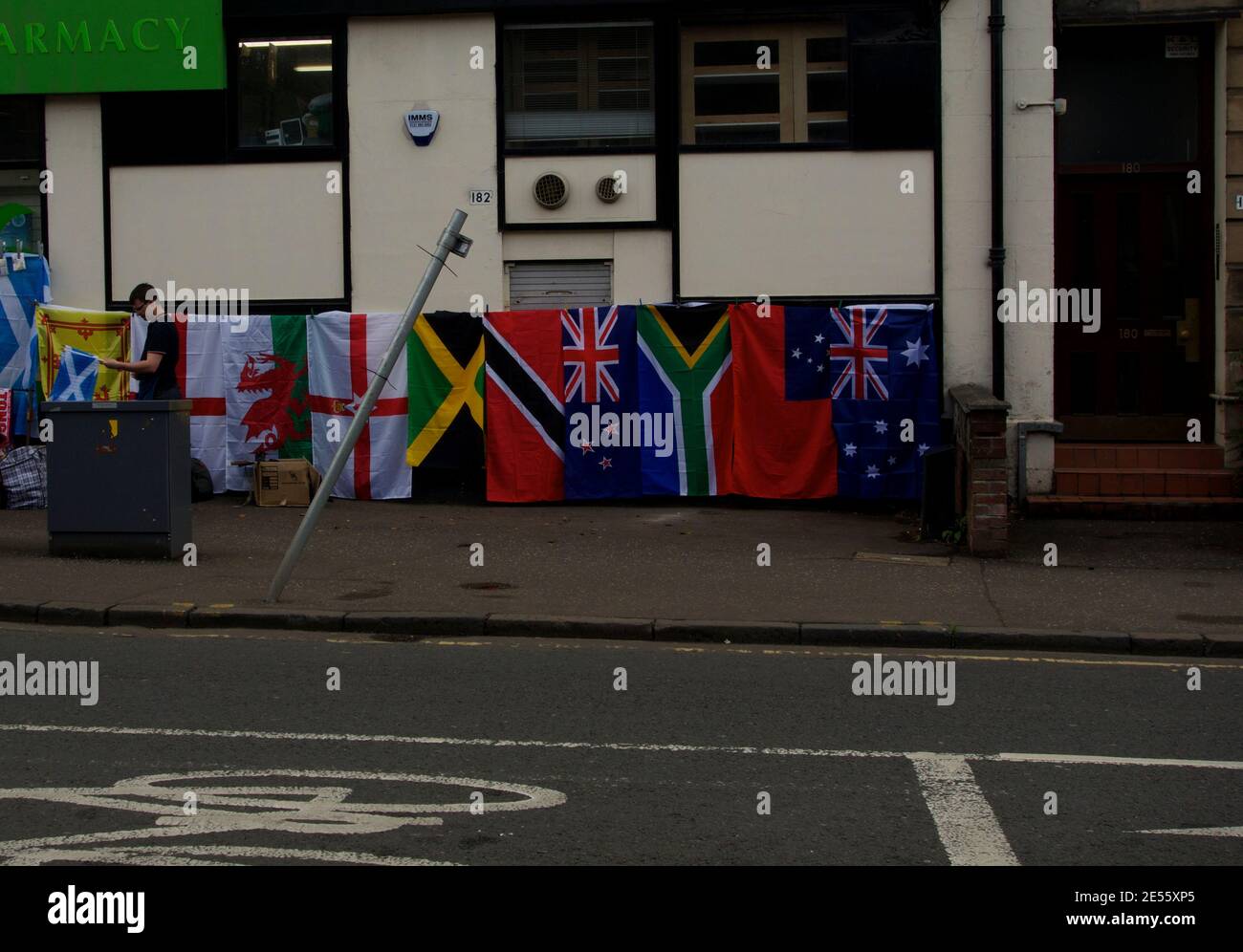 Drapeaux du Commonwealth (y compris l'Australie/la Jamaïque, la Nouvelle-Zélande et Samoa) en vente pendant les Jeux du Commonwealth qui se tiennent à Glasgow (Écosse) 2014. Banque D'Images