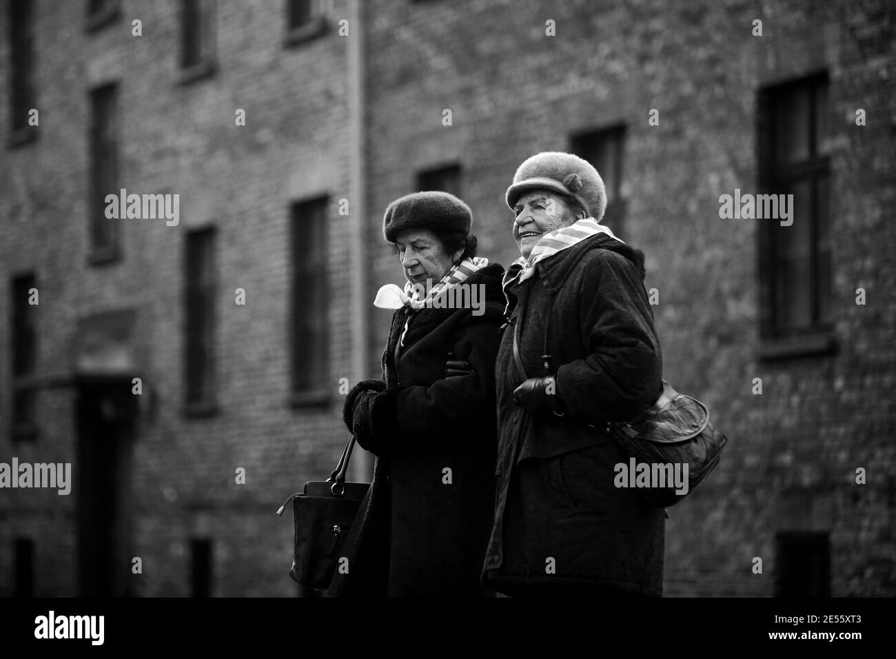 Oswiecim, Pologne - 27 janvier 2017 : 73 e anniversaire de la libération d'Auschwitz-Birkenau. Le survivant visite le site d'extermination d'Auschwitz. Banque D'Images