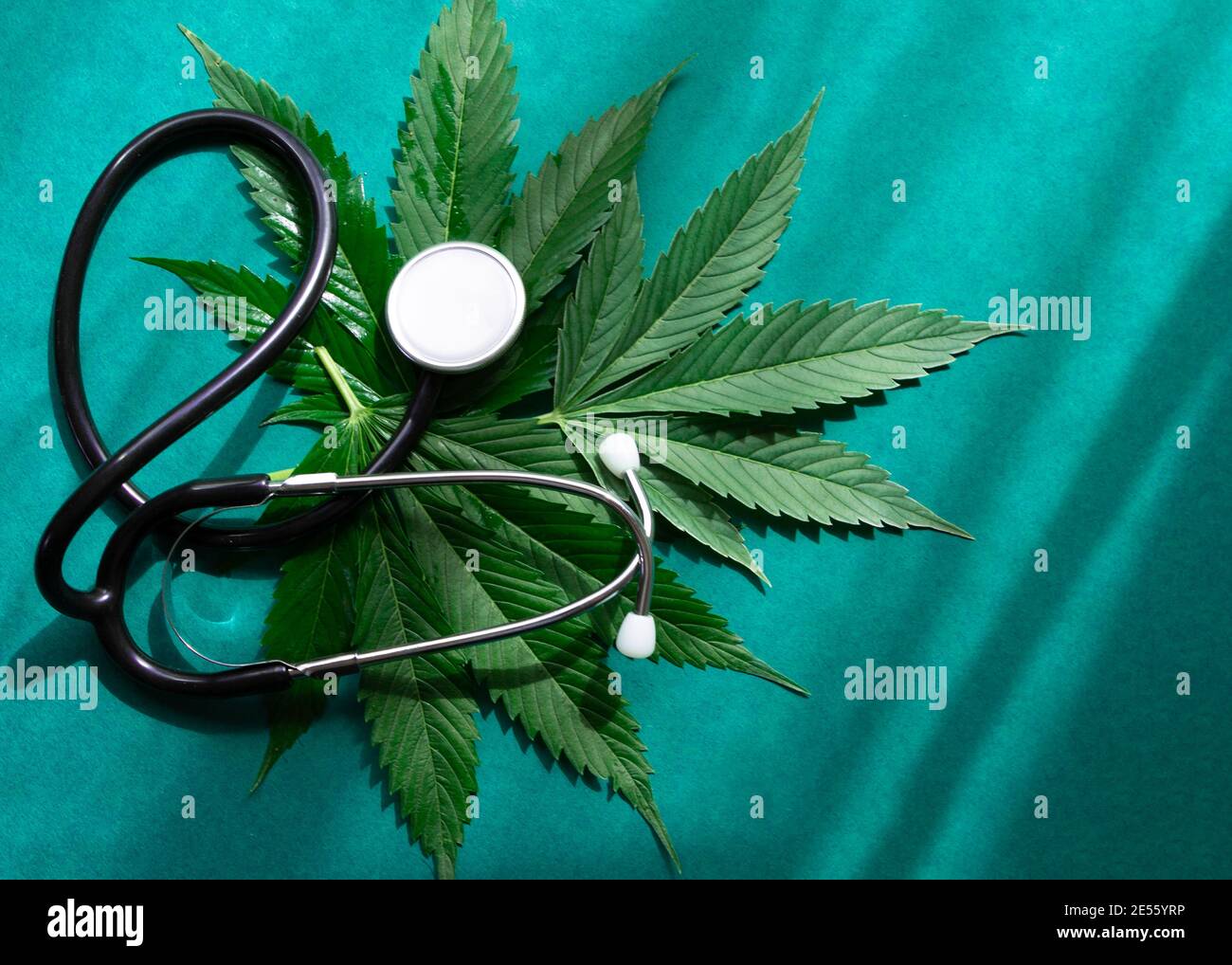 Marijuana médicale cannabis CBD huile avec stéthoscope sur fond vert avec des nuances. Banque D'Images