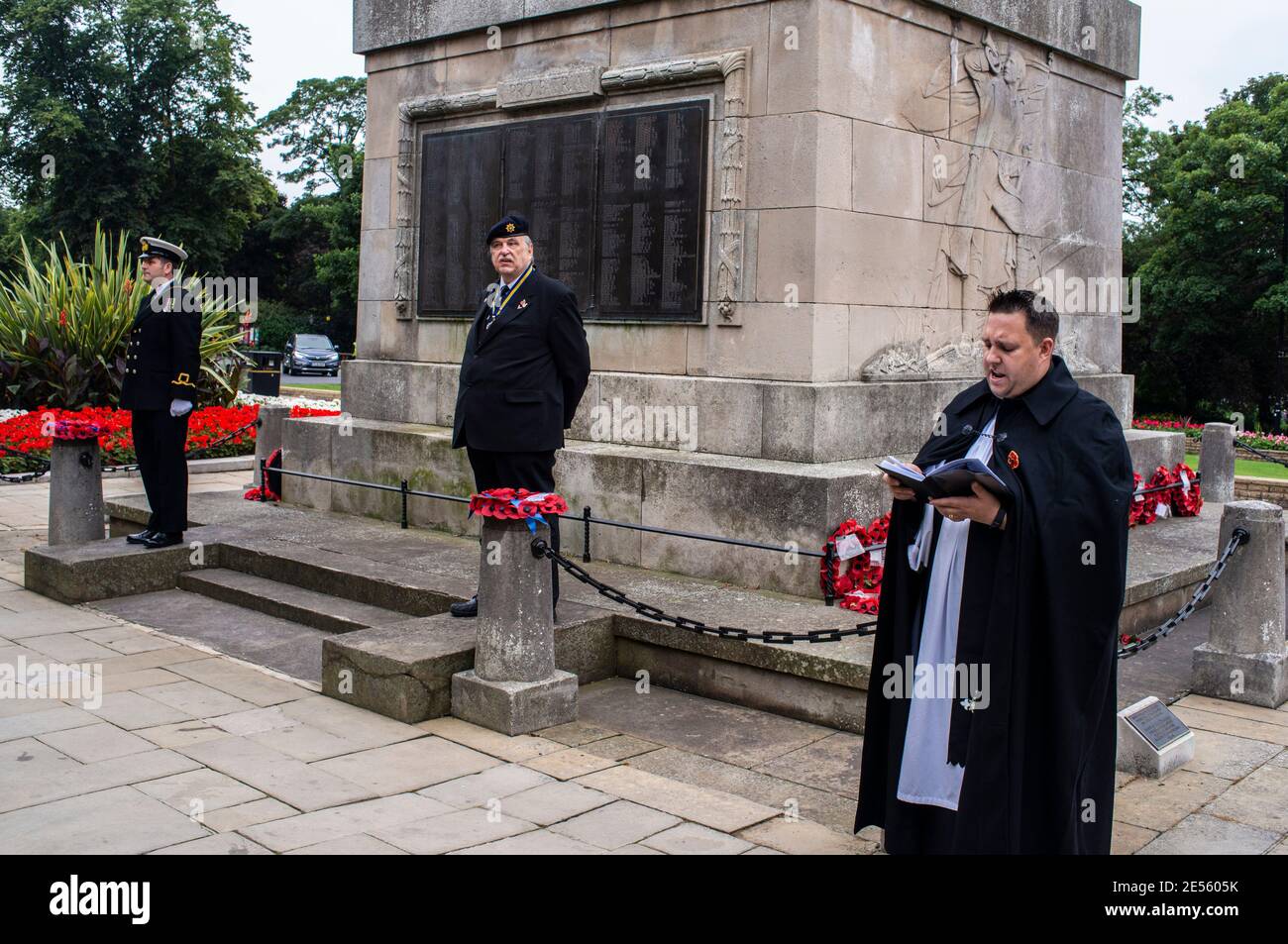 L'aumônier militaire de Harrogate lit une prière avant d'observer 2 minutes de silence à l'occasion du 75e anniversaire du jour de la VJ. Banque D'Images