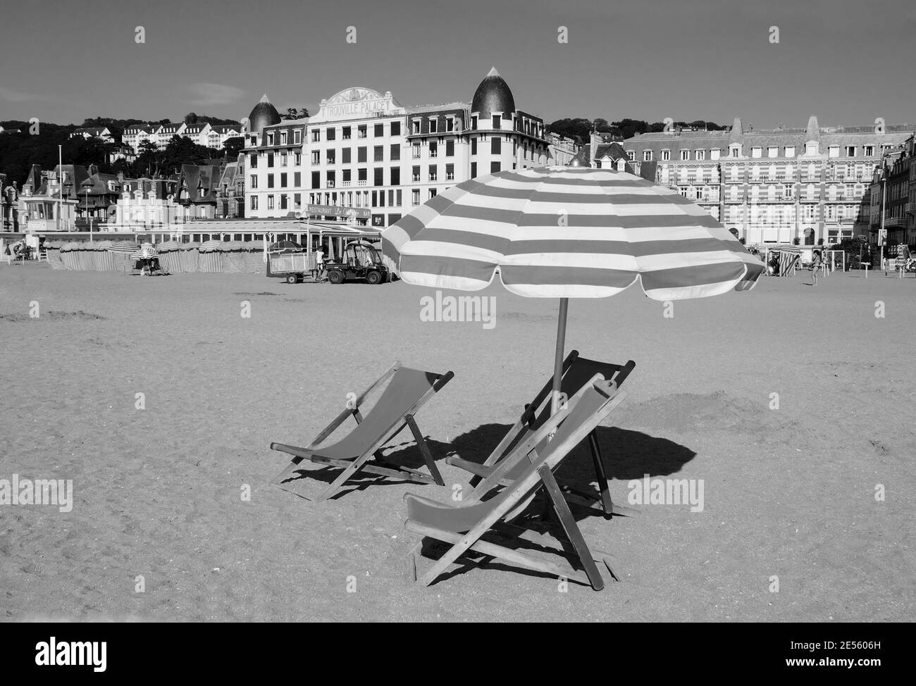 Chaise longue en bois de plage et parasol avec frange. Trouville-sur-Mer  (Normandie, France). Photo historique noir blanc Photo Stock - Alamy