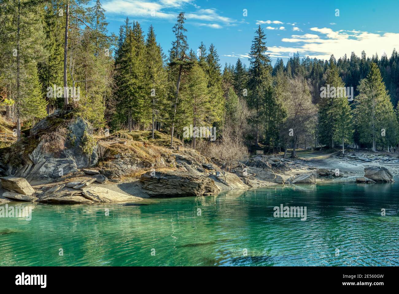 Belle scène de nature au lac de montagne Caumasee dans les Alpes suisses. Flims, Suisse Banque D'Images