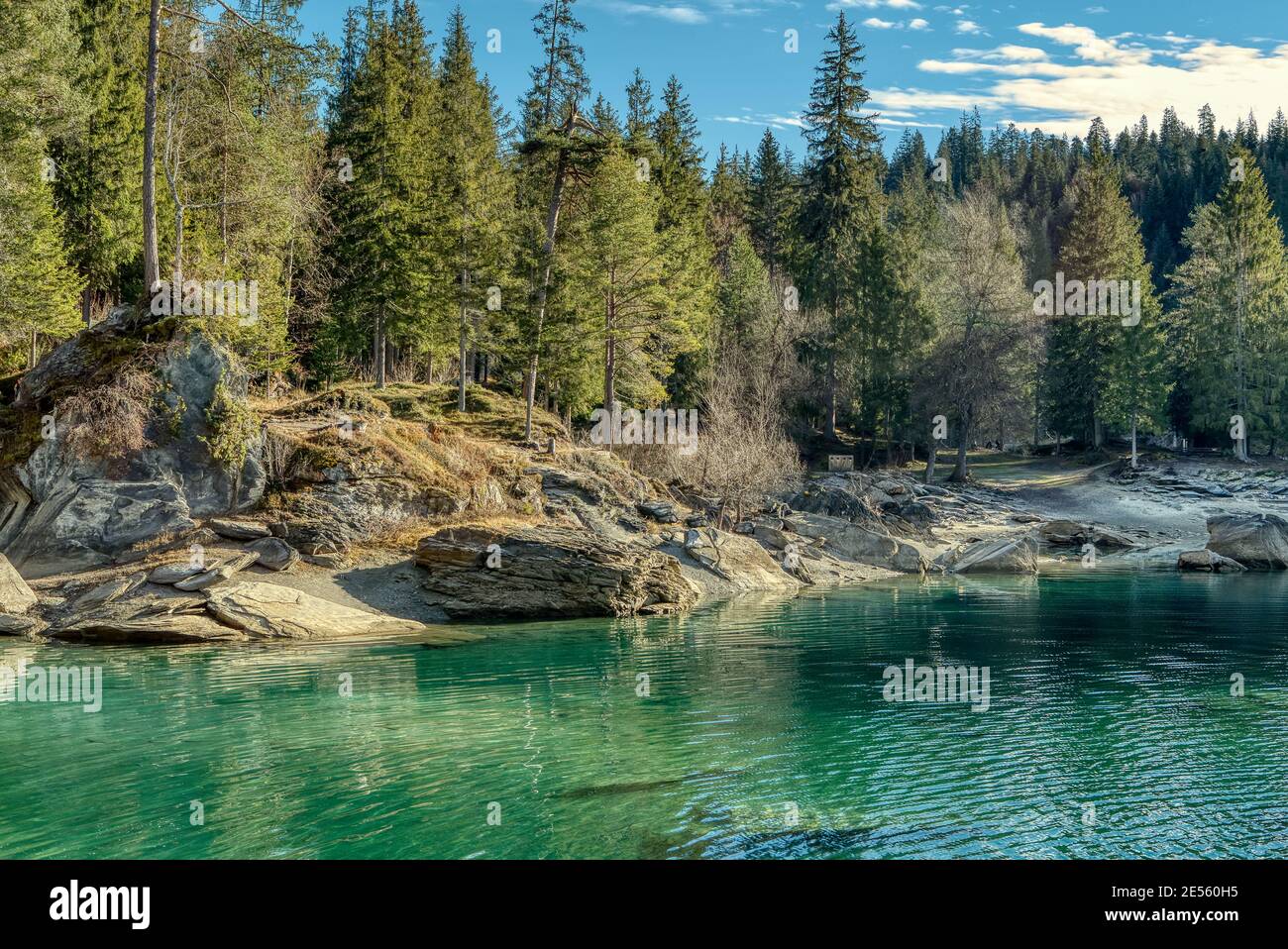 Belle scène de nature au lac de montagne Caumasee dans les Alpes suisses. Flims, Suisse Banque D'Images